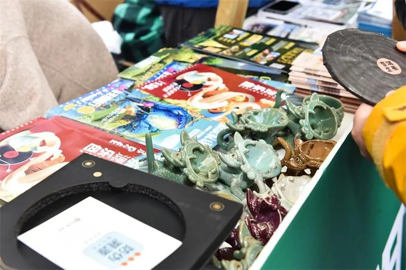 以七彩云南·安心游玩為主題的云南人游云南暨冬春普洱旅游產品推廣活動在昆明南屏街舉行